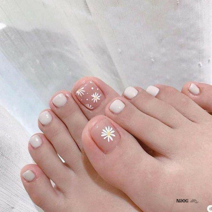 Mẫu móng chân đẹp với họa tiết hoa lá nhiệt đới sống động