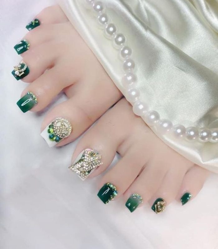 Mẫu móng chân đi biển đính đá cầu kỳ, lộng lẫy