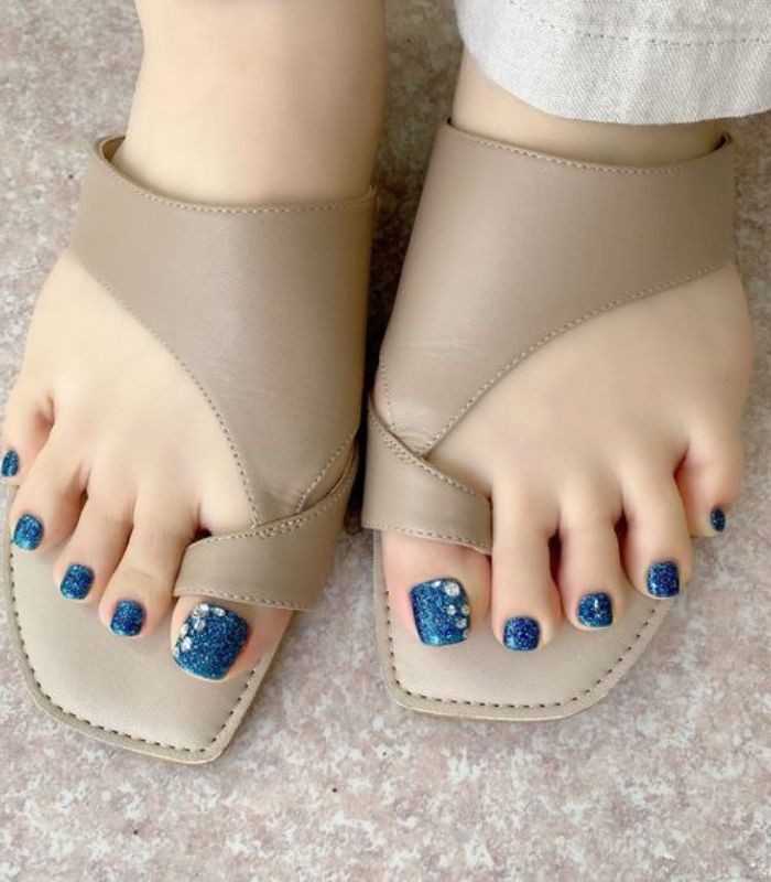 Mẫu móng chân đi biển đính đá hạt nhỏ tinh tế, sang trọng