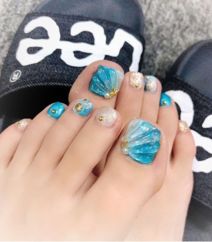 Mẫu móng chân đi biển họa tiết san hô dưới lòng đại dương