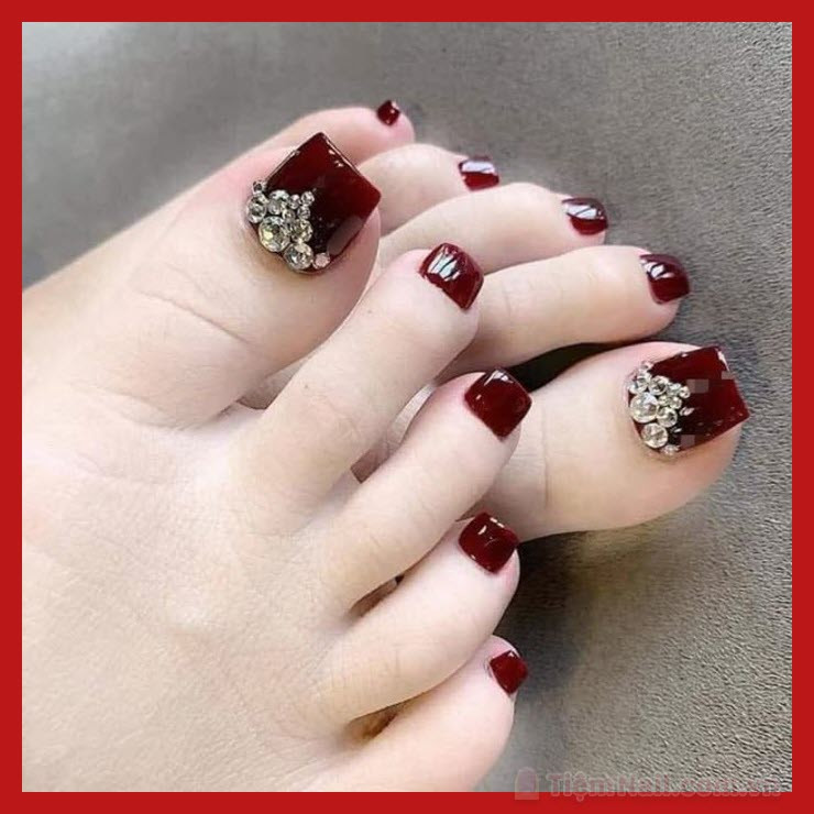 Mẫu móng chân đỏ đô ánh nhìn quyến rũ