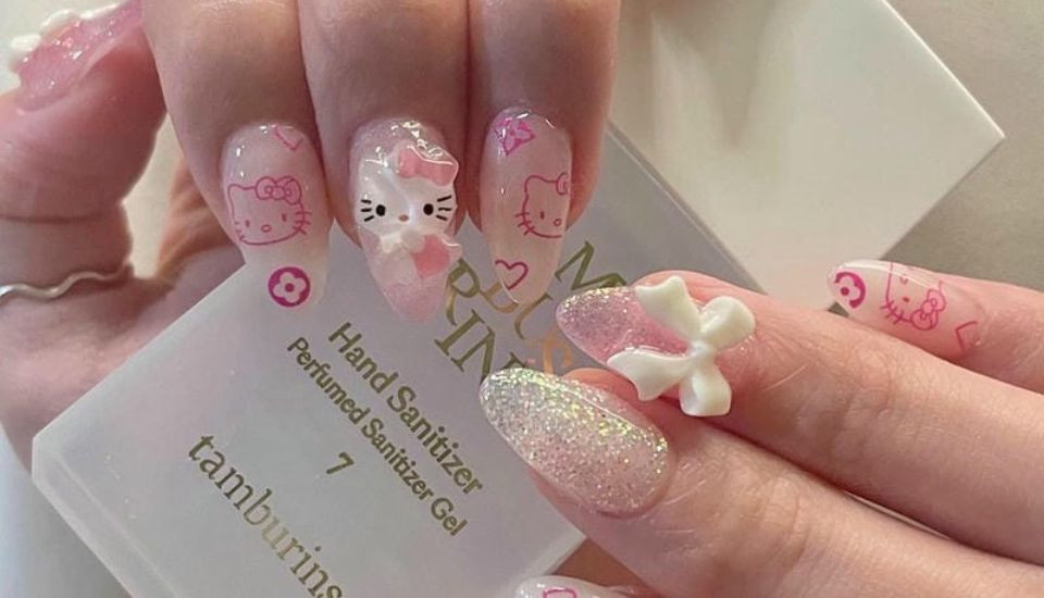 Mẫu móng chân Hello Kitty kết hợp vẽ tay thủ công tỉ mỉ