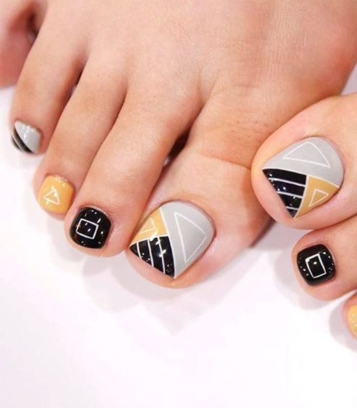 Mẫu móng chân kẻ sọc năng động và trẻ trung