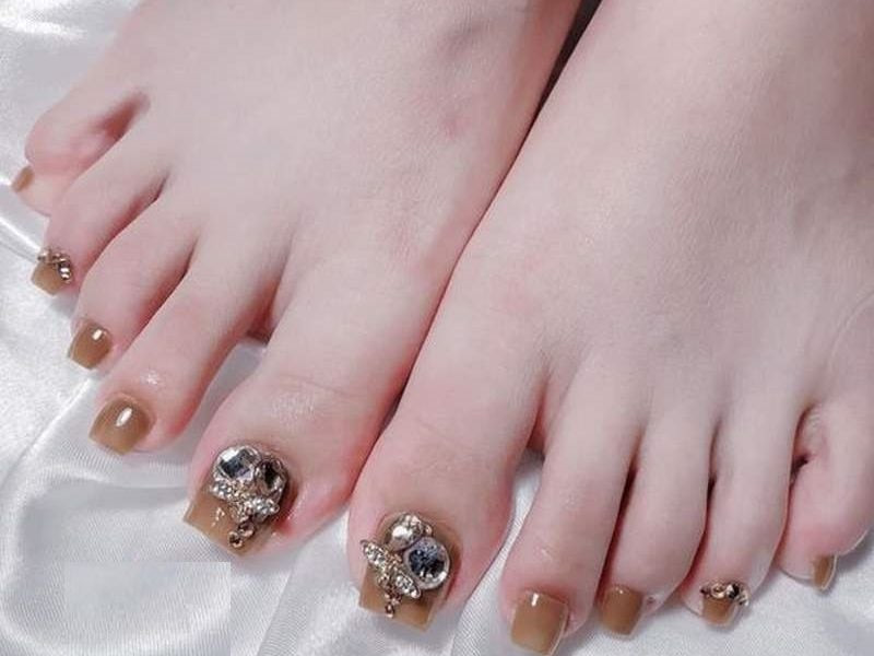Mẫu móng chân màu nâu dáng dài thanh lịch