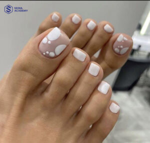 Mẫu móng chân màu trắng đẹp cho nàng móng ngắn