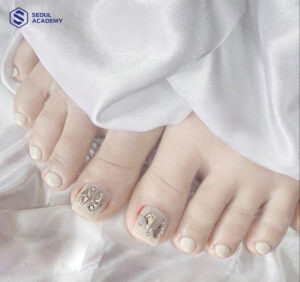 Mẫu móng chân màu trắng đẹp đính đá nhỏ lấp lánh