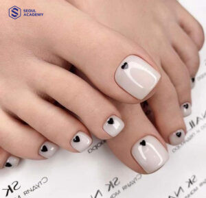 Mẫu móng chân màu trắng đẹp họa tiết trái tim