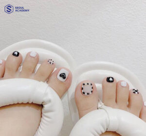 Mẫu móng chân màu trắng đẹp phong cách Hàn Quốc