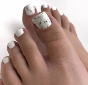 Mẫu móng chân màu trắng đẹp vân đá tinh xảo