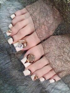 Mẫu móng chân màu trắng đẹp với charm