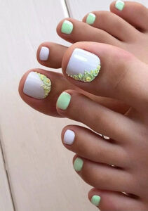 Mẫu móng chân màu trắng đẹp xen kẽ xanh cuốn hút