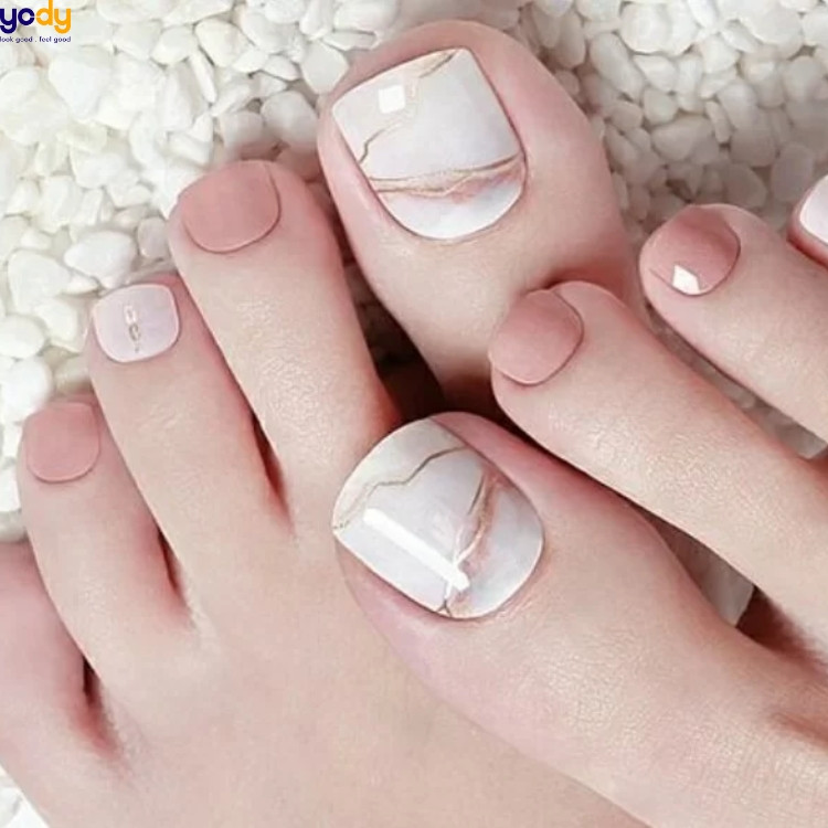 Mẫu móng chân màu trắng sữa họa tiết vân đá sang trọng, một lựa chọn tuyệt vời cho màu trắng sữa mẫu móng chân màu trắng sữa.