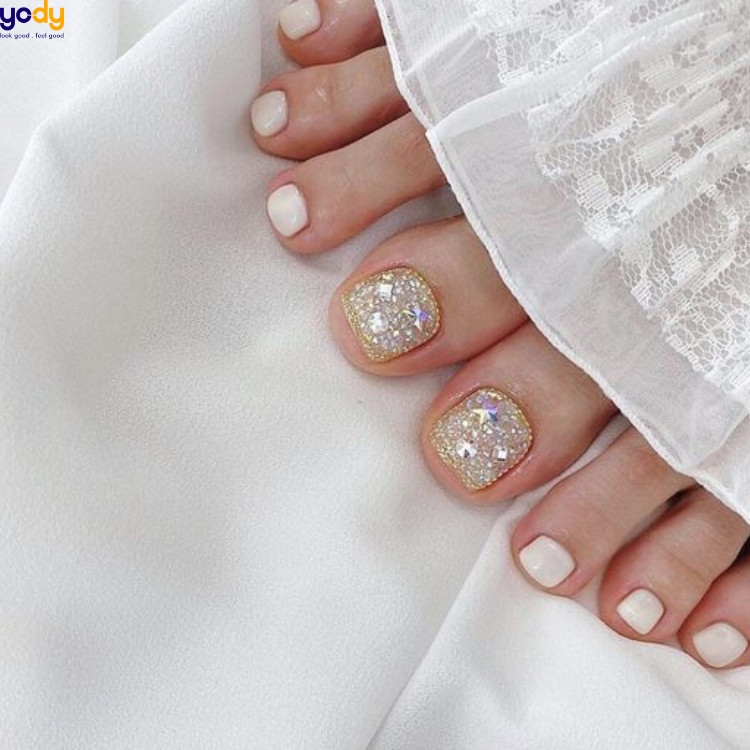 Mẫu móng chân trắng sữa ánh nhũ lung linh