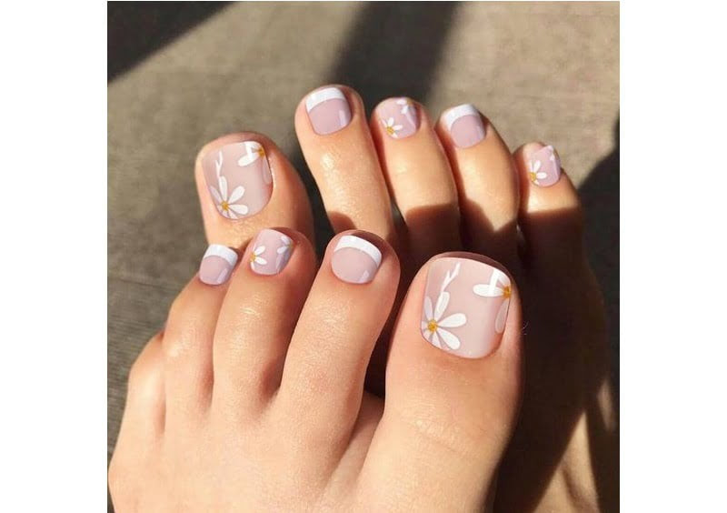 Mẫu móng chân vẽ hoa cúc đơn giản nhẹ nhàng trên nền nude cho cô nàng công sở