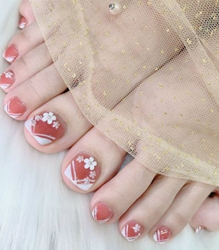Mẫu móng chân vẽ hoa tươi tắn và nữ tính