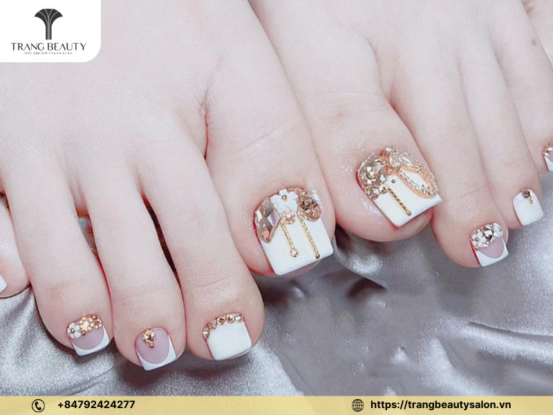 Mẫu móng chân vuông đẹp cá tính với sơn đen