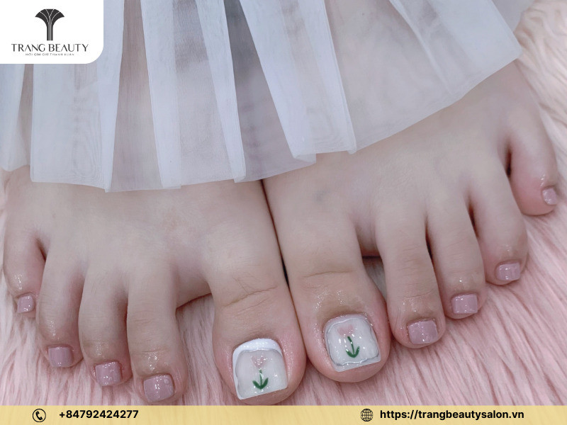 Mẫu móng chân vuông đẹp cho da trắng với sơn hồng nude