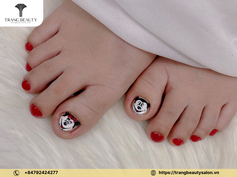 Mẫu móng chân vuông đẹp cho nàng da ngăm với tông đỏ đất