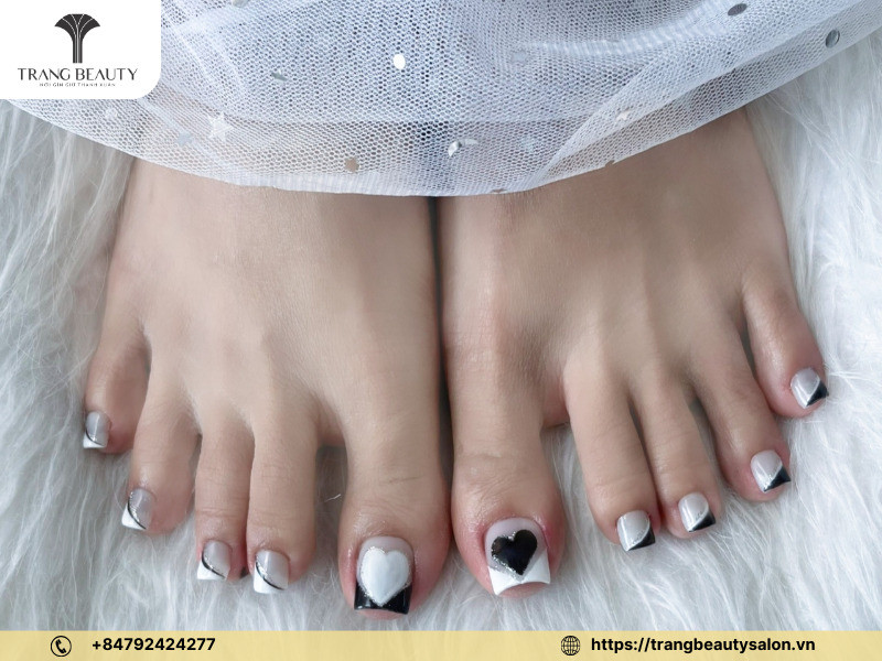 Mẫu móng chân vuông đẹp công sở màu be trang nhã