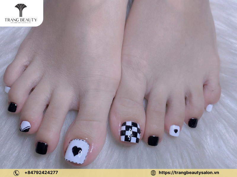 Mẫu móng chân vuông đẹp họa tiết bò sữa độc đáo