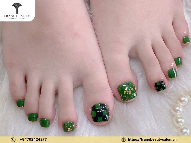 Mẫu móng chân vuông đẹp họa tiết kẻ sọc caro độc đáo