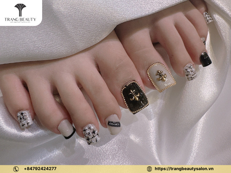 Mẫu móng chân vuông đẹp màu đen huyền bí