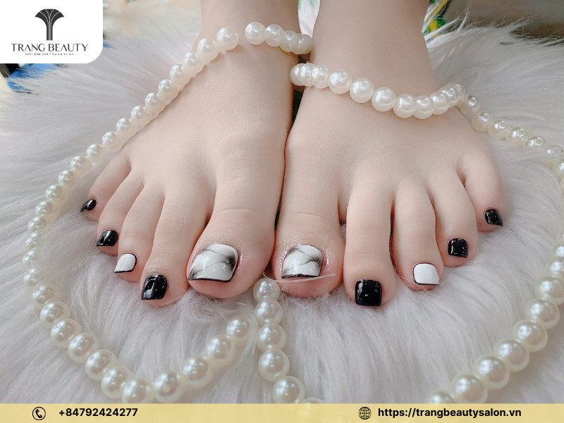 Mẫu móng chân vuông đẹp màu trắng thuần khiết