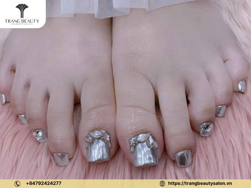 Mẫu móng chân vuông đẹp tráng gương bạc thời thượng