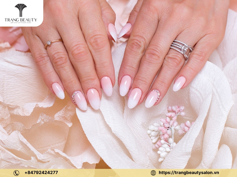 Mẫu móng ombre chuyển màu tinh tế, làm nổi bật các lọ sơn móng tay khác nhau