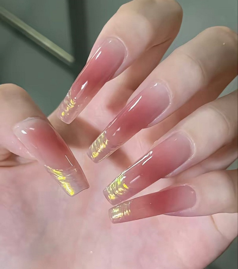 Mẫu Móng Tay Đi Đám Cưới: Bí Quyết Chọn Lựa Hoàn Hảo Để Nàng Tỏa Sáng Mẫu móng sơn ombre màu hồng tạo vẻ ngoài ngọt ngào