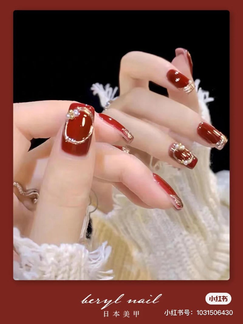 Mẫu móng tay chơi Tết dài đính đá và ngọc trai