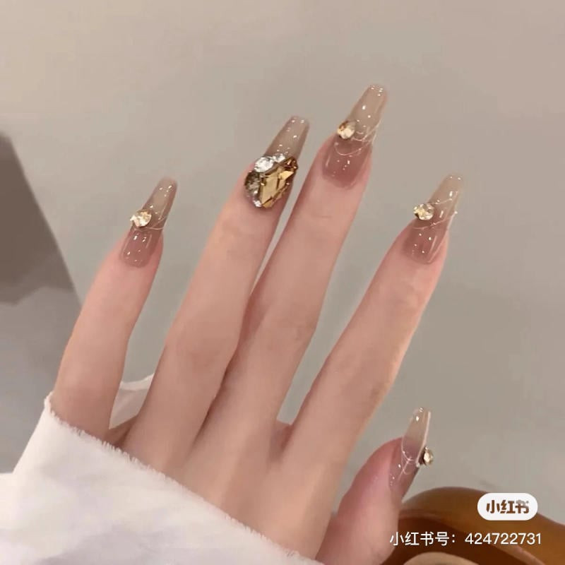 Mẫu móng tay chơi Tết đính đá lấp lánh trên nền xám