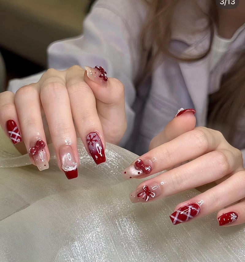Mẫu móng tay chơi Tết French đầu móng chữ V cá tính