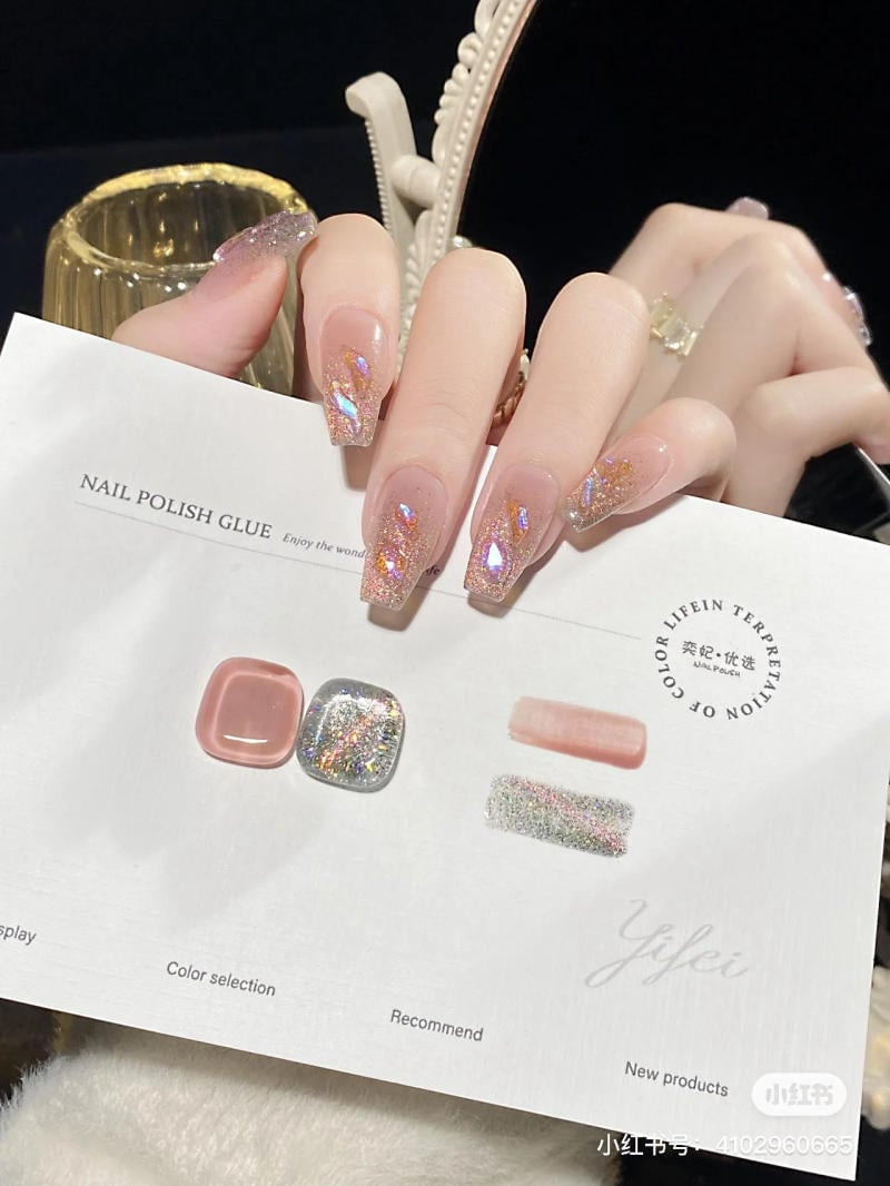 Mẫu móng tay chơi Tết mắt mèo tông vàng