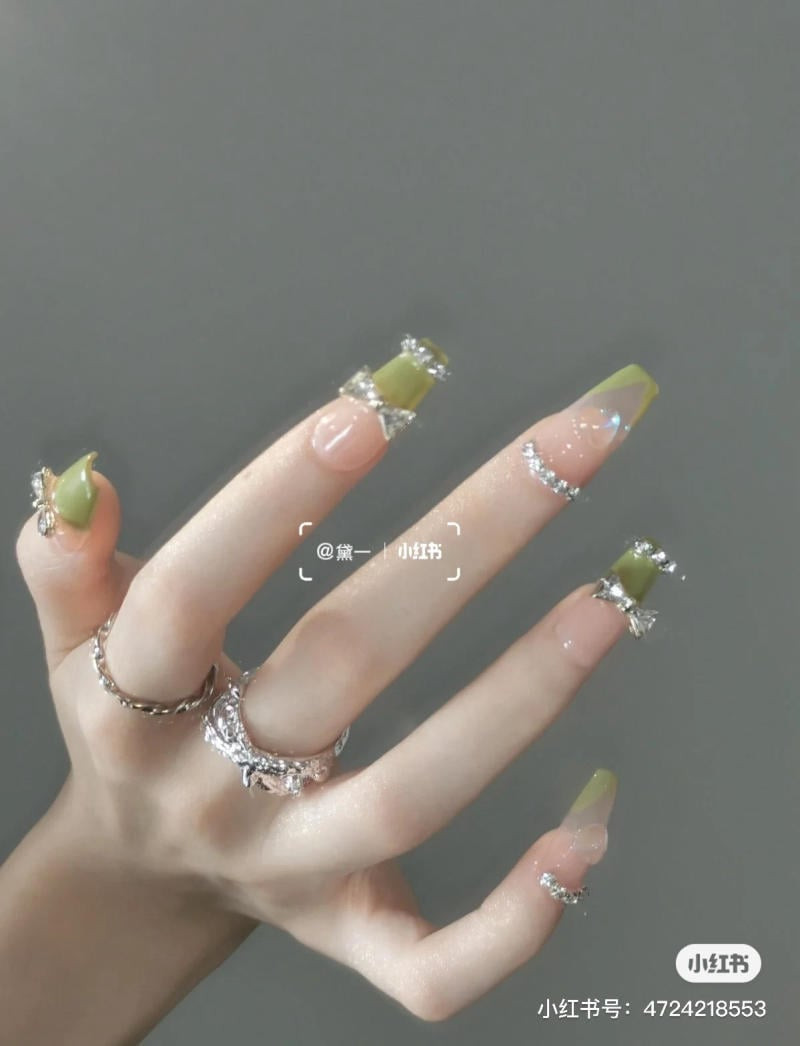 Mẫu móng tay chơi Tết ombre xanh ngọc và nơ pha lê