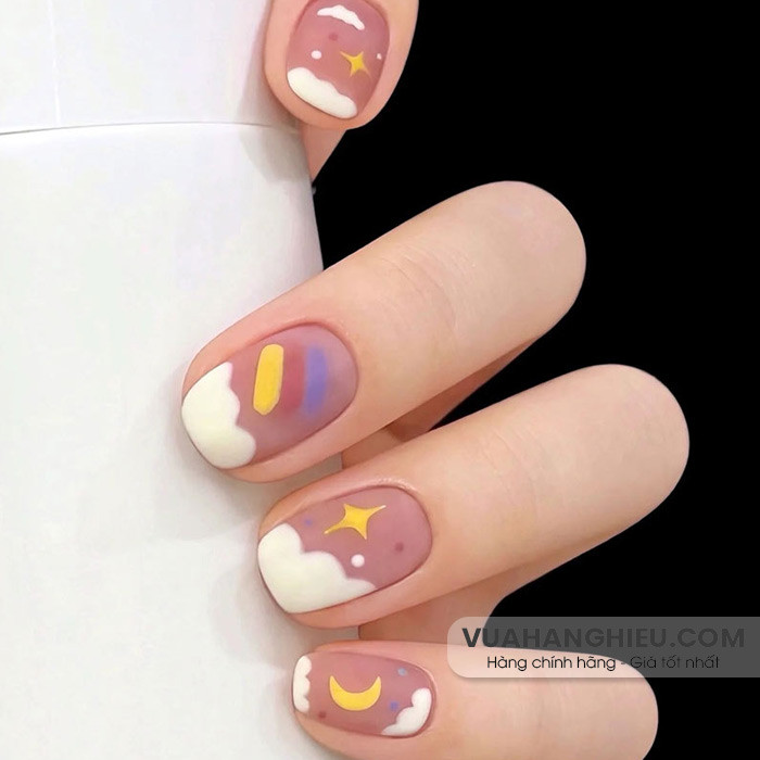 Mẫu móng tay chụp kỷ yếu hình emoji dễ thương với sắc hồng nhạt