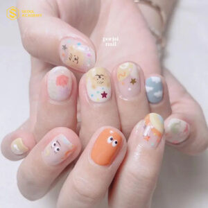 Mẫu móng tay đẹp cho bé gái với hình icon hoạt hình đáng yêu, màu sắc tươi sáng