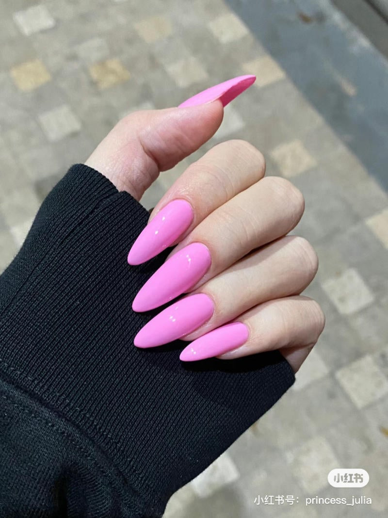 Mẫu móng tay đẹp dài màu hồng trong trẻo, nữ tính