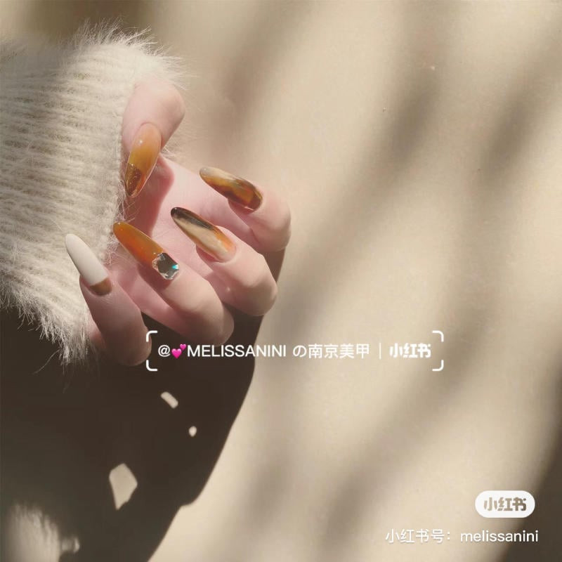 Mẫu móng tay đẹp dài màu nâu giúp tôn da, thon tay