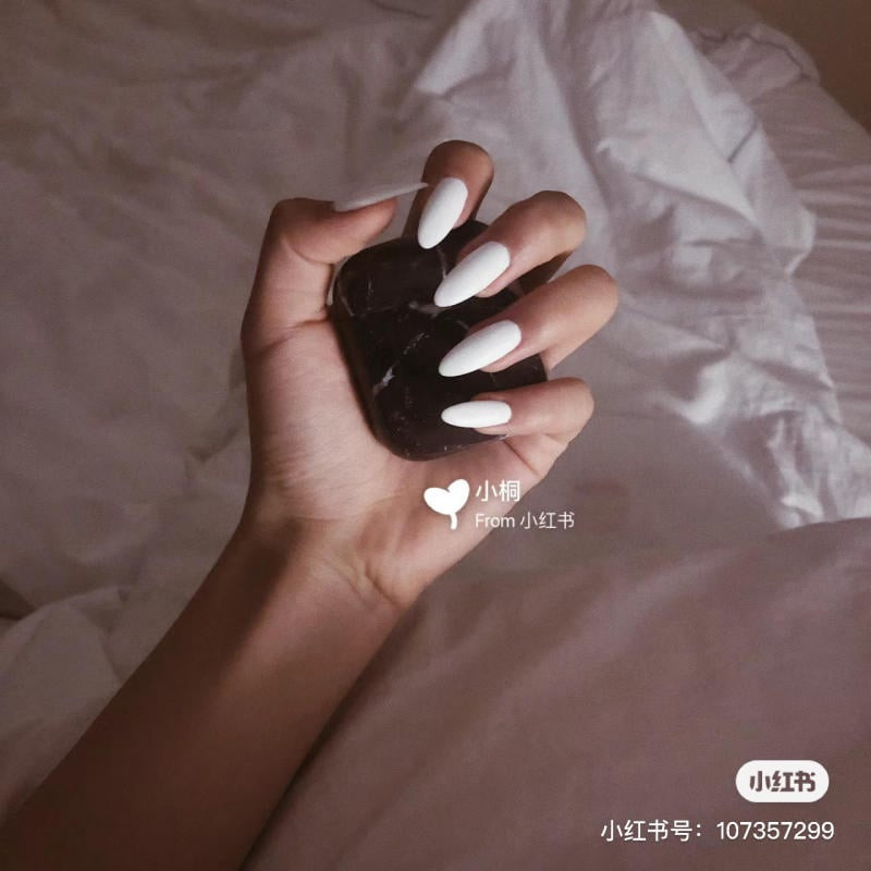 Mẫu móng tay đẹp dài màu trắng tinh khôi