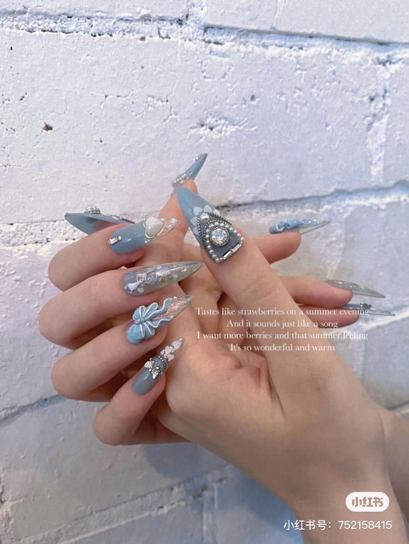 Mẫu móng tay đẹp dài màu xanh tươi mới và trẻ trung