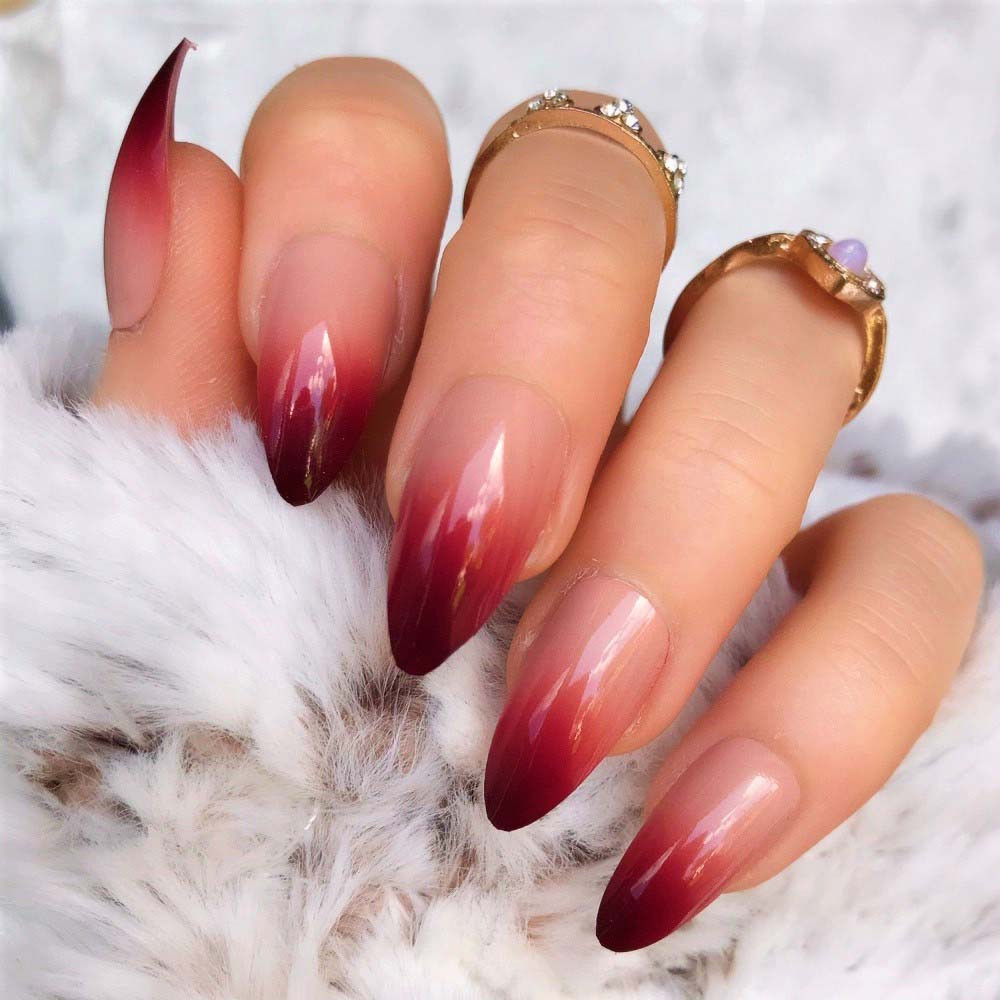 Mẫu móng tay đẹp màu đỏ mận ombre chuyển sắc cuốn hút