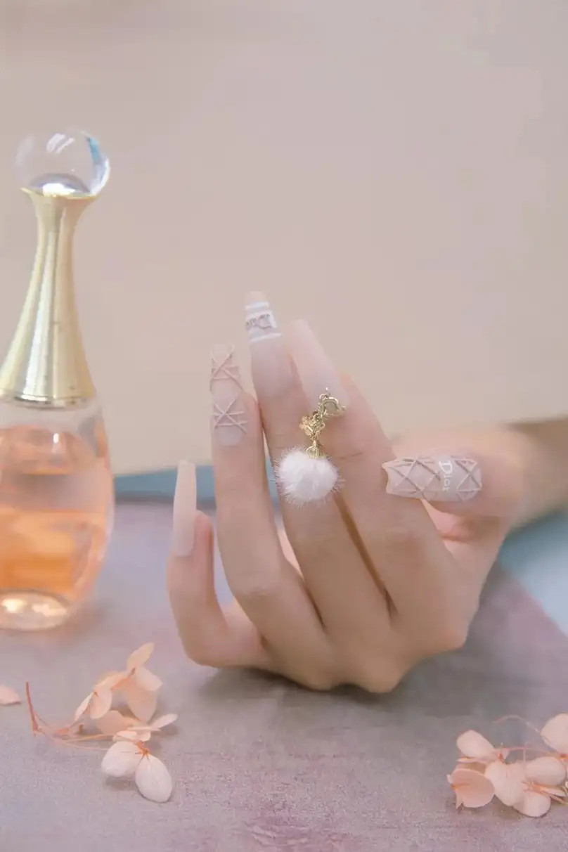 Mẫu móng tay Dior đẹp dịu dàng với lớp phủ bóng hoàn hảo