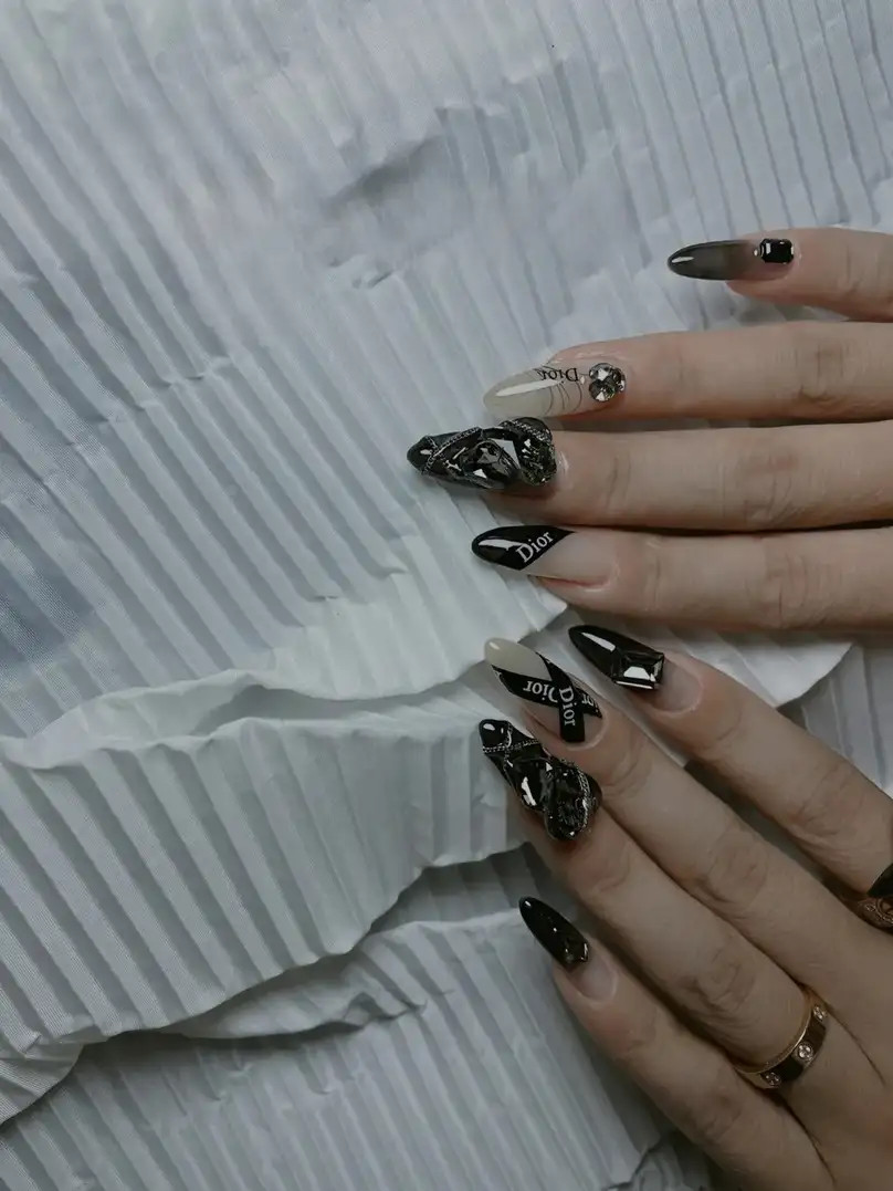 Mẫu móng tay Dior độc đáo và cá tính trên nền móng khỏe mạnh