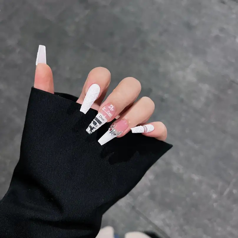 Mẫu móng tay Dior độc đáo với kỹ thuật ombre đen trắng