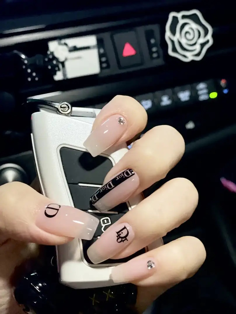 Mẫu móng tay Dior sang trọng với màu sắc đỏ và nude