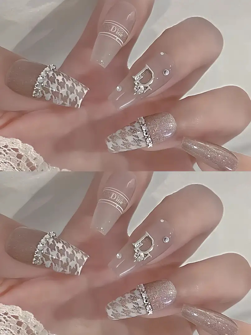 Mẫu móng tay Dior thanh lịch với họa tiết hoa hồng và tông màu nude