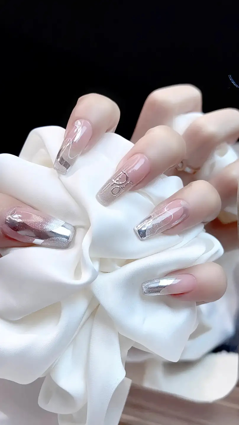 Mẫu móng tay Dior với đá quý và kim loại lấp lánh