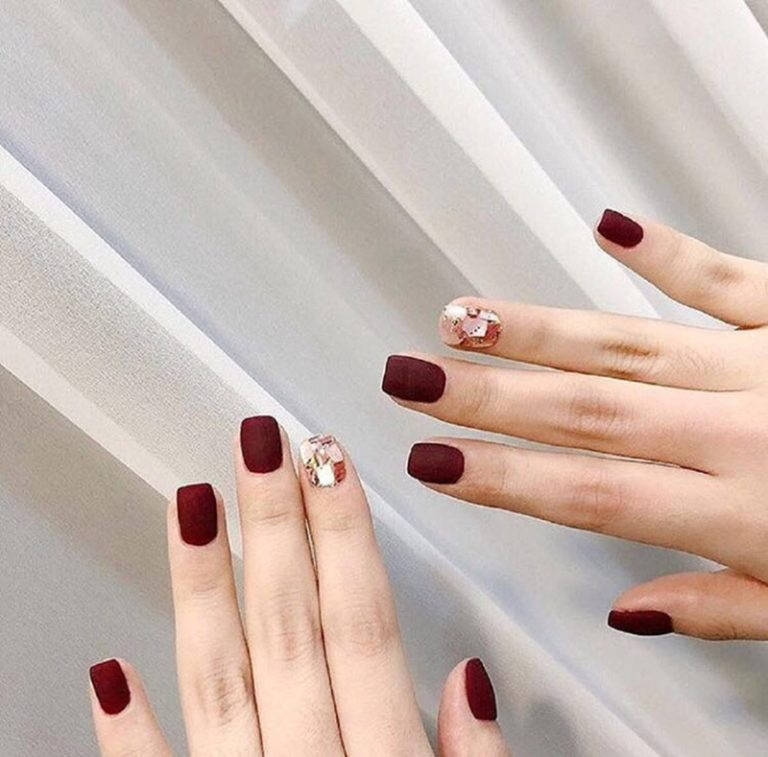 Mẫu móng tay đỏ mận chanh sả, kết hợp họa tiết tinh tế