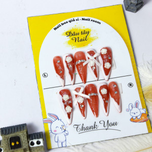Mẫu móng tay giả cô dâu trắng đính đá lấp lánh